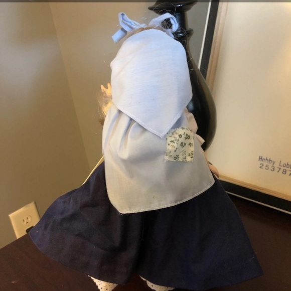 Poor Cinderella doll - Picture 4 of 12